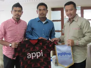 Bambang Ponaryo With Former Ministry Of Sports