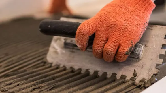 Laying Ceramic Tiles Troweling Mortar Onto Concrete Floor Preparation Laying White Floor Tile Min