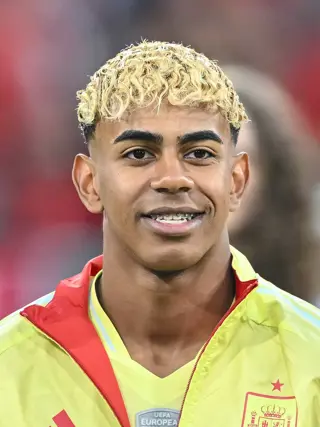 Lamine Yamal Vertical