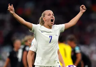 Beth Mead celebrating