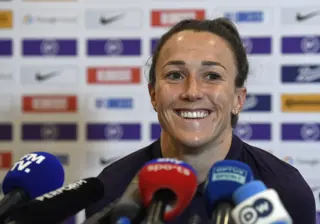 Lucy Bronze Presser