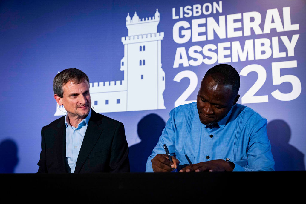 Alex Phillips Angola Signing