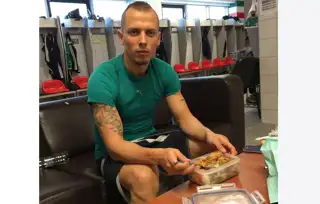 Plaku Eating Dressing Room3